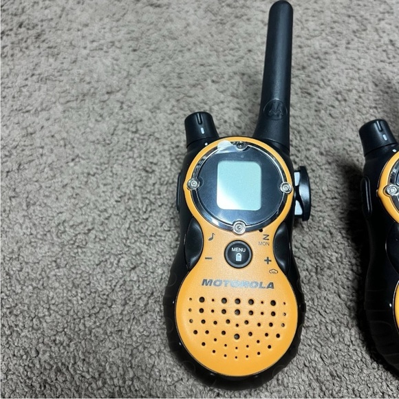 Motorola TALKABOUT T8500 Two Way Radios With Charger And Two Xtra faces set of 2 - Picture 3 of 13